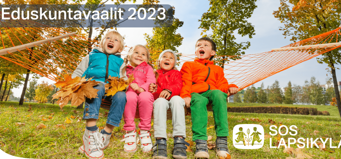Kuva, jossa neljä lasta istuu riippumatossa ja näyttää huutavan. Laspoilla on värikkäät vaatteet ja tausta on sykyistä luontoa.. Yläkulmassa teksti Eduskuntavaalit 2023 ja alakulmassa SOS-Lapsikylän logo