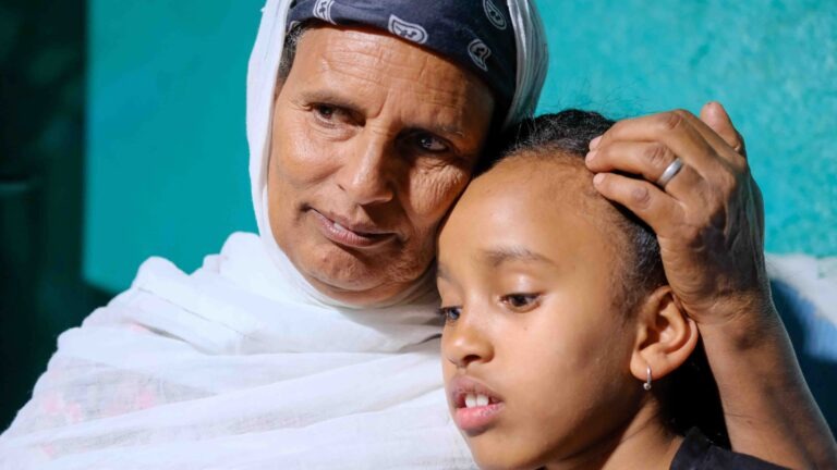 Etiopialaisisoäiti lapsenlapsensa kanssa