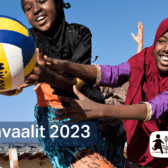 Kaksi somalialaista nuorta pelaa lentopalloa