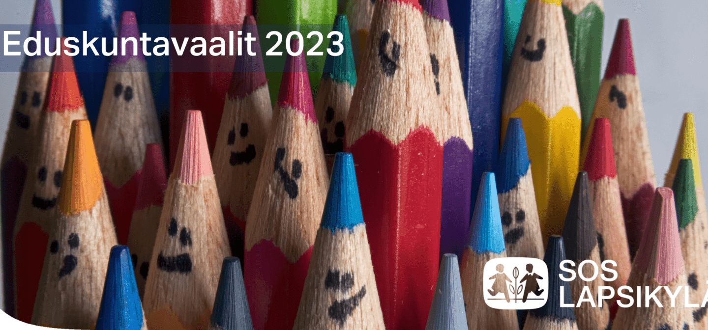 Kuva, jossa teksti Eduskuntavaalit 2023 ja erivärisiä puukyniä , joihin on piirretty ilmeet. Alakulmassa SOS-Lapsikylän logo.