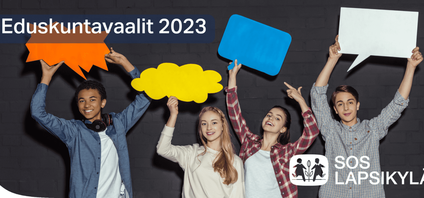 Kuva, jossa neljä nuorta rennoissa vaatteissa pitää puhekuplia käsissään. Yläkulmassa teksti Eduskuntavaalit 2023 ja alakulmassa SOS-Lapsikylän logo