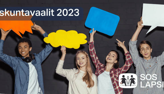 Kuva, jossa neljä nuorta rennoissa vaatteissa pitää puhekuplia käsissään. Yläkulmassa teksti Eduskuntavaalit 2023 ja alakulmassa SOS-Lapsikylän logo