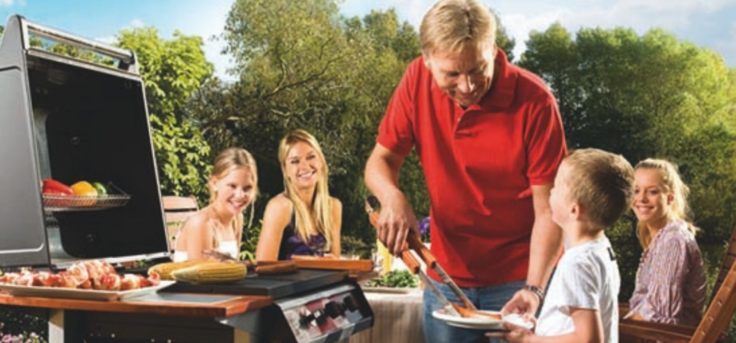 Hyväntuulinen perhe grillaa AGAn nestekaasulla.