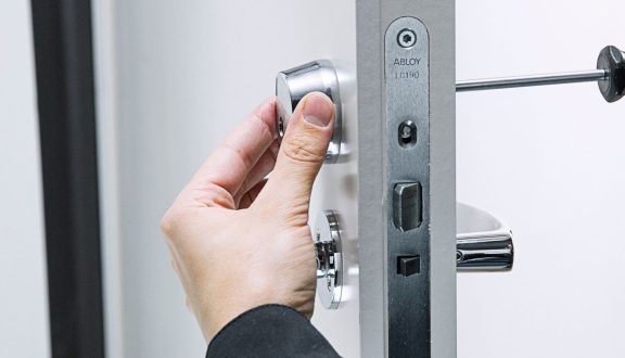 Abloy-lukon asennus