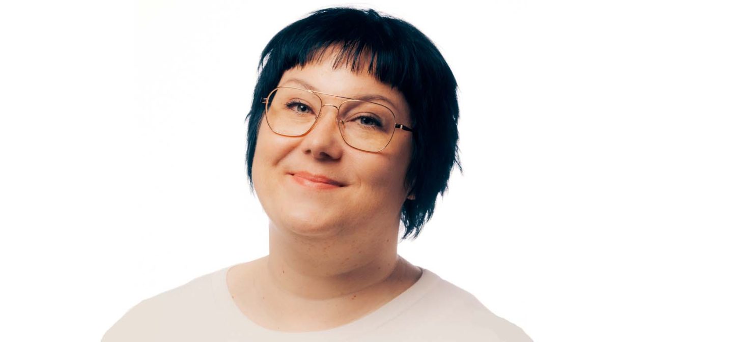 lyhythiuksinen nainen
