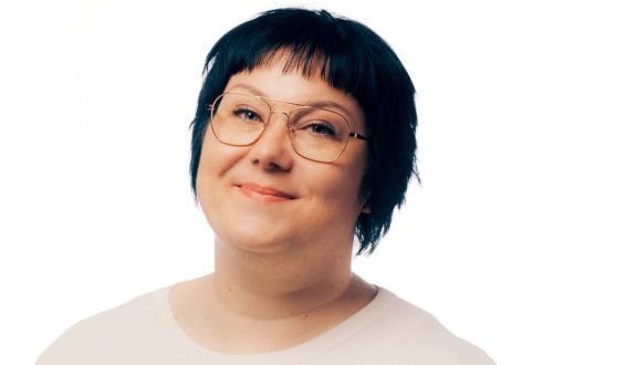 lyhythiuksinen nainen