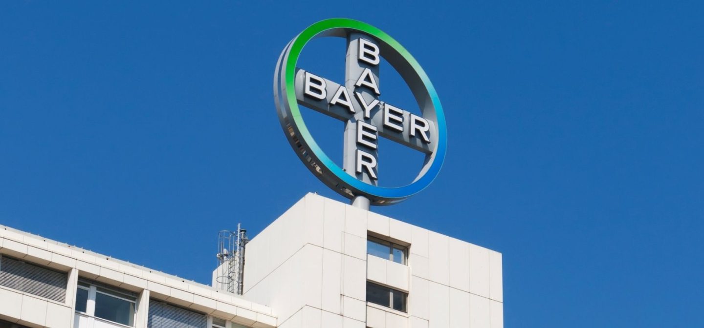 Bayerin merkki rakennuksen katolla