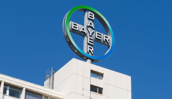 Bayerin merkki rakennuksen katolla