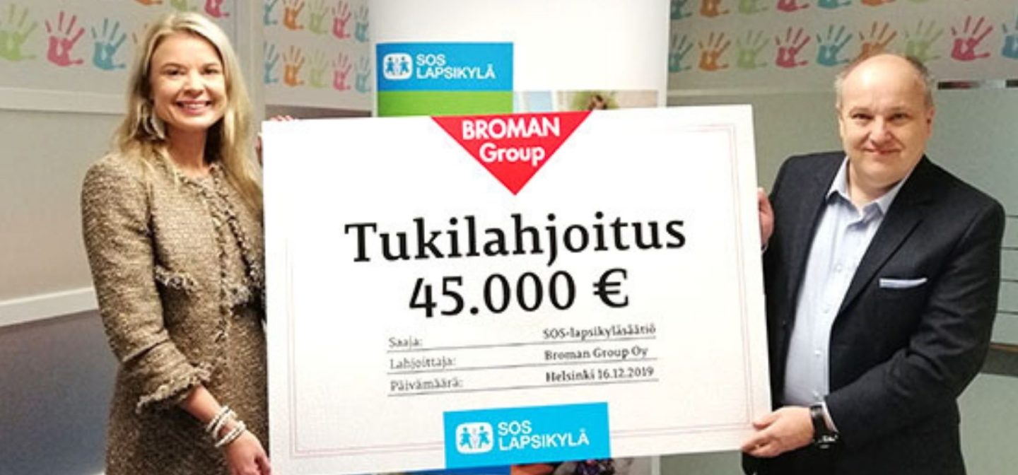 Broman Group luovutti SOS-Lapsikylälle lahjoitusshekin.