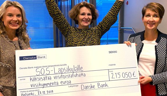 Danske Bank lahjoittaa SOS-Lapsikylälle lahjashekin.
