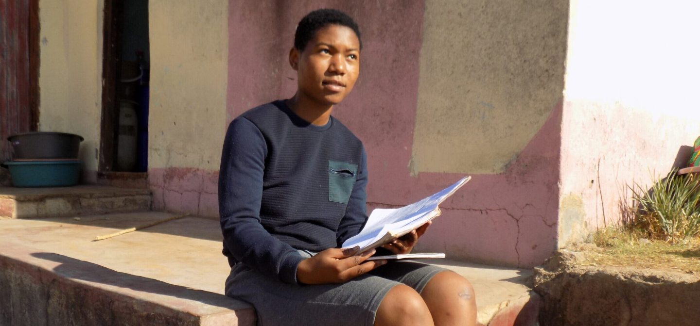 Themba kotinsa edutalla istumassa rappusilla