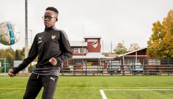 Jalkapalloilija Adiche Sabwele pomputtelee palloa jalkapallokentällä