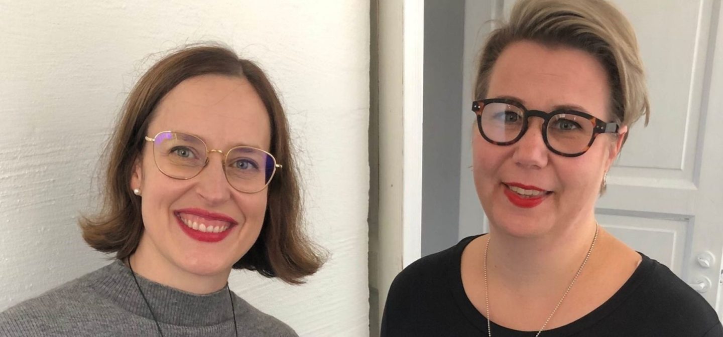 Kati Palsanen ja Johanna Laisaari hymyilevät kameralle