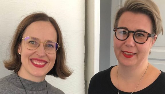 Kati Palsanen ja Johanna Laisaari hymyilevät kameralle
