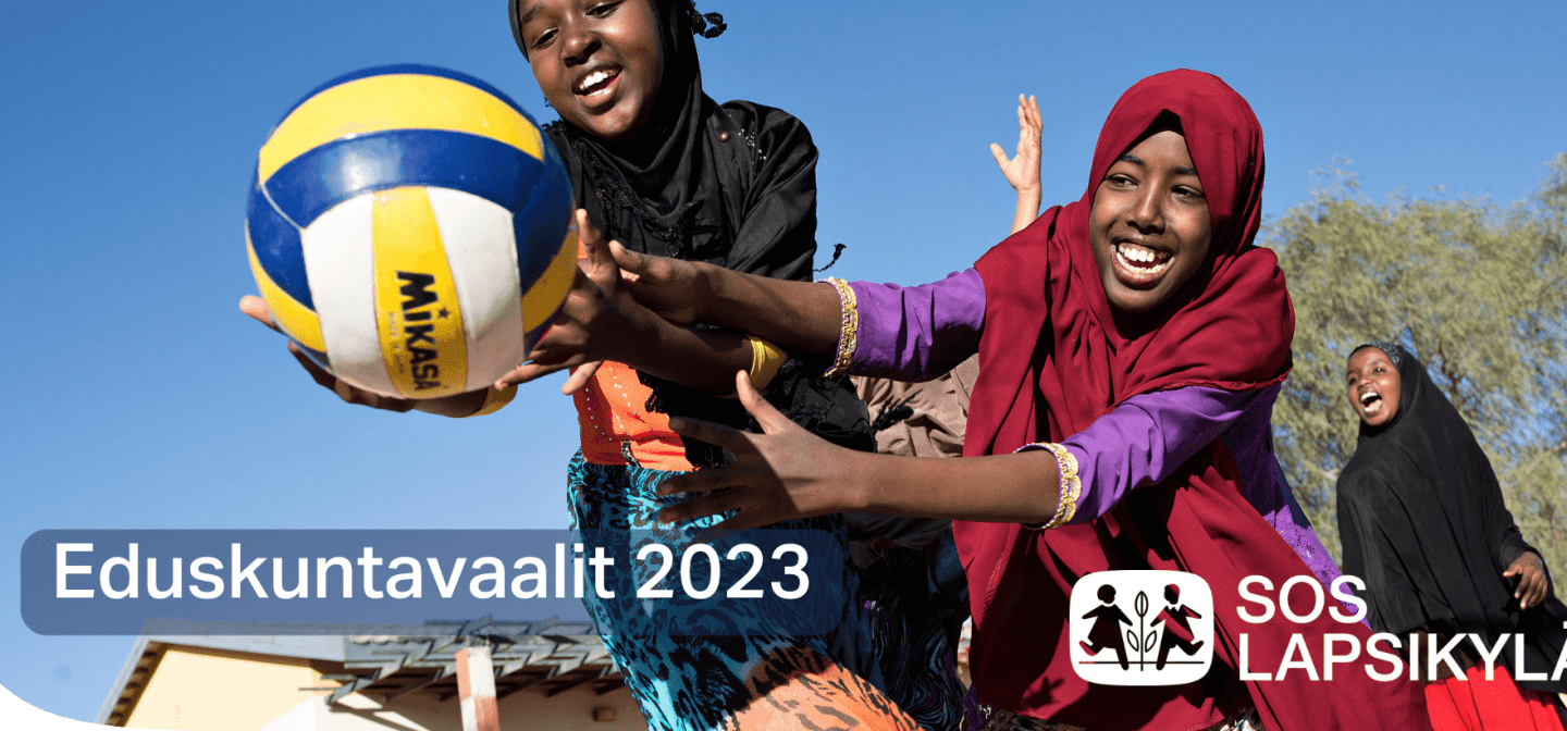 Kaksi somalialaista nuorta pelaa lentopalloa