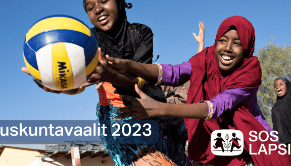 Kaksi somalialaista nuorta pelaa lentopalloa