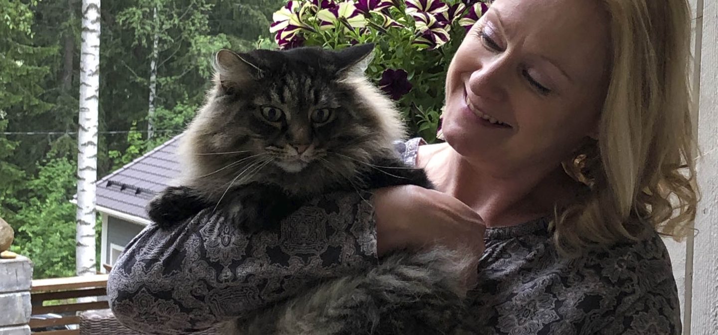 Kristina Nousiainen kissa sylissä
