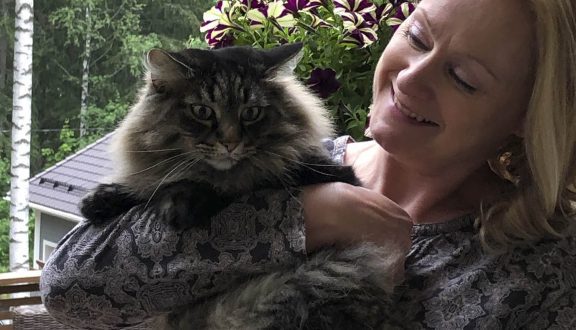 Kristina Nousiainen kissa sylissä