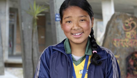 Nepalilainen koulutyttö hymyilee