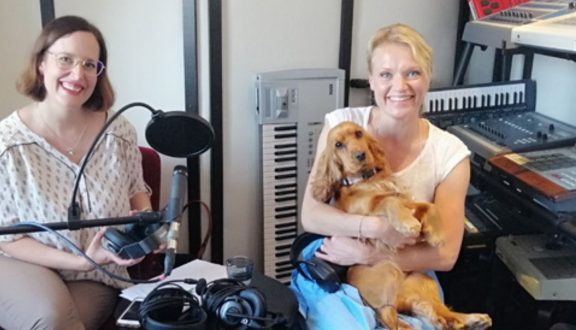 Kati Palsanen ja Maaret Kallio sylissään koira istuvat studiossa