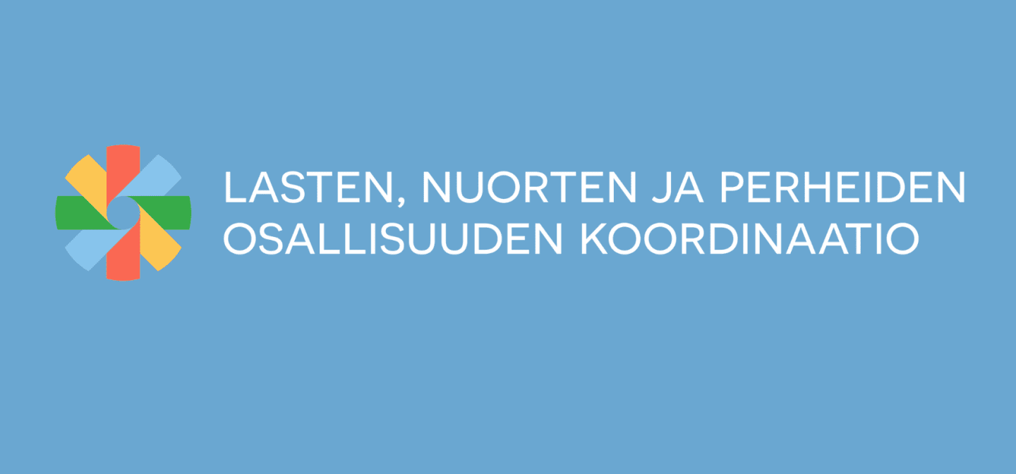 Sininen laatikko, jossa logo ja teksti "Lasten, nuorten ja perheiden osallisuuden koordinaatio".