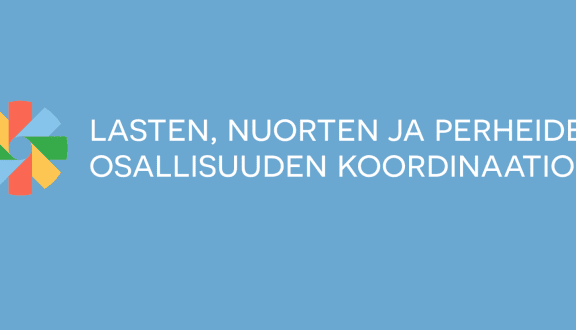 Sininen laatikko, jossa logo ja teksti "Lasten, nuorten ja perheiden osallisuuden koordinaatio".