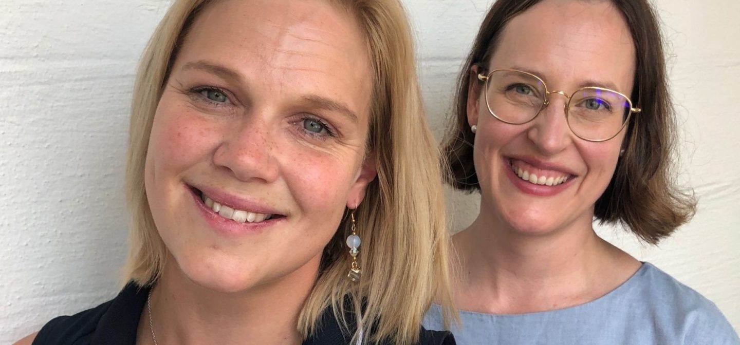 Minea Blomqvist-Kakko ja Kati Palsanen hymyilevät kameralle.