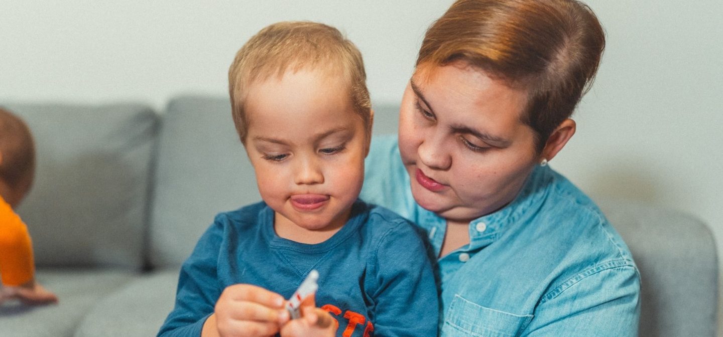 Mummun ja vaarin tuvan kävijä Belinda poikansa kanssa sohvalla