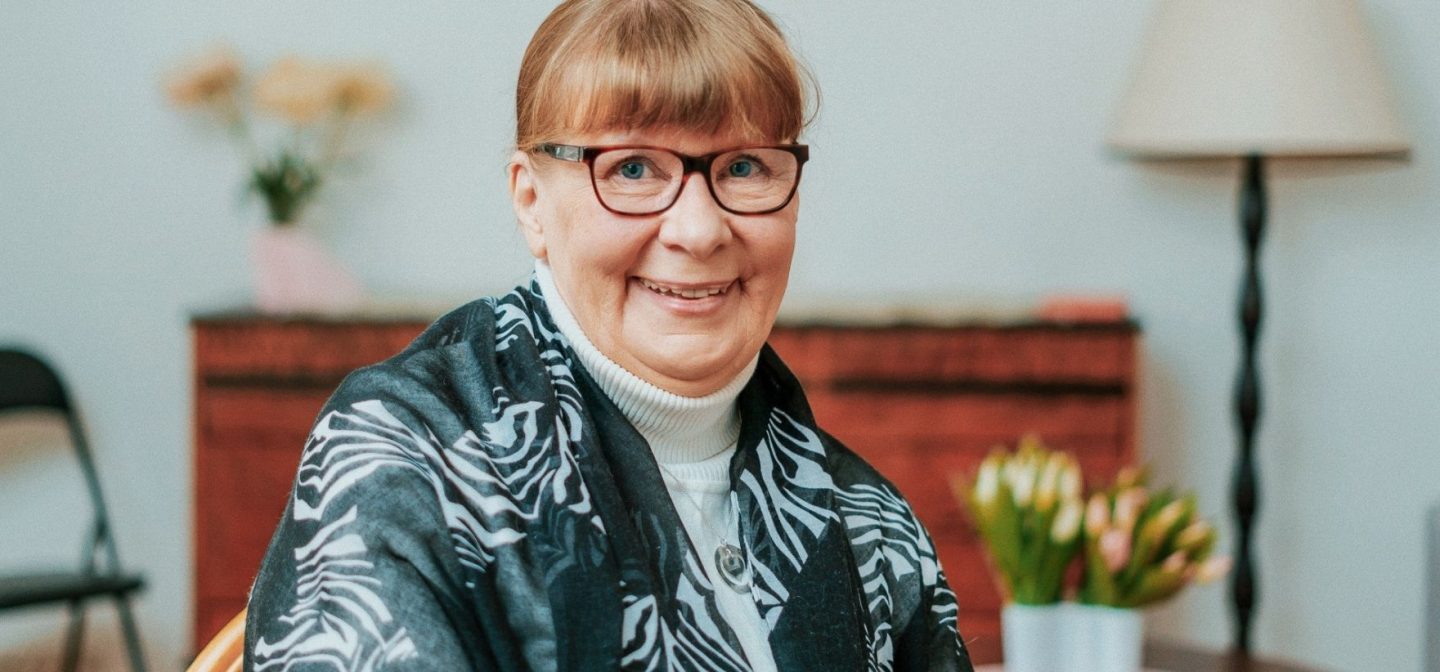 Mummun ja vaarin tuvan vapaaehtoinen Riitta