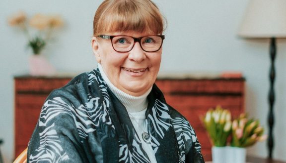 Mummun ja vaarin tuvan vapaaehtoinen Riitta