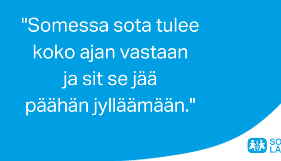 Lapsen sitaatti Ukrainan sodasta valkoisella tekstillä sinisen pohjan päällä