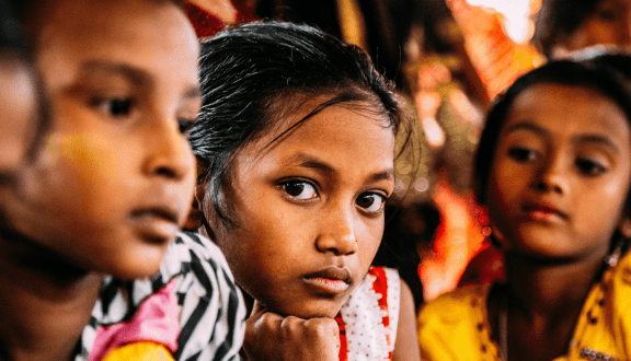 Lapsia Rohingya-pakolaisleirillä