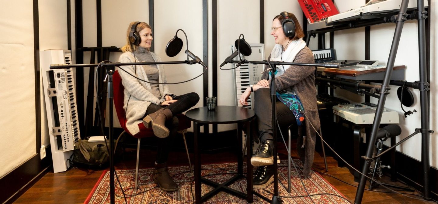 Pamela Tola ja Kati Palsanen SOScast-studiossa