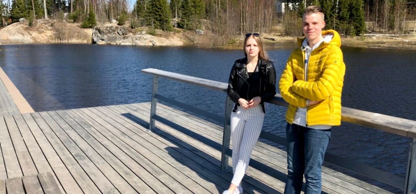 SOS-Kehittäjänuoret seisomassa laiturilla