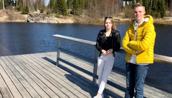 SOS-Kehittäjänuoret seisomassa laiturilla