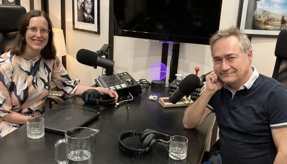 nainen ja mies äänitysstudiossa podcastia äänittämässä