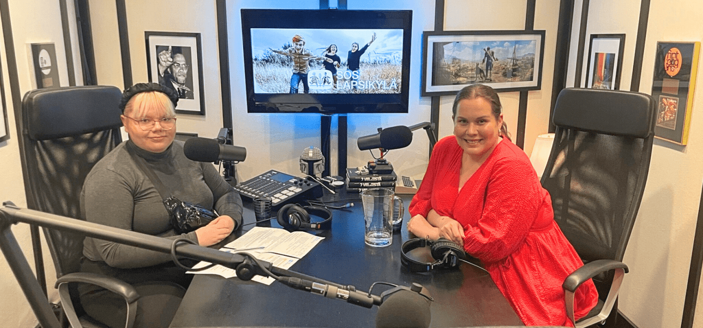 Kuvassa SOS-kehittäjänuorten vertaisohjaaja Jasmin ja Peppi Puljujärvi podcast-studiossa
