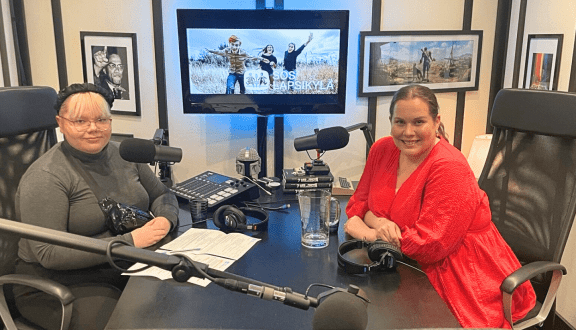 Kuvassa SOS-kehittäjänuorten vertaisohjaaja Jasmin ja Peppi Puljujärvi podcast-studiossa