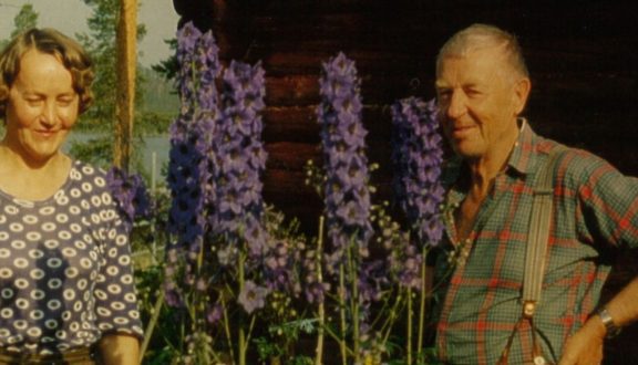 Testamenttilahjoittajat Else ja Pentti Lahtinen puutarhassa