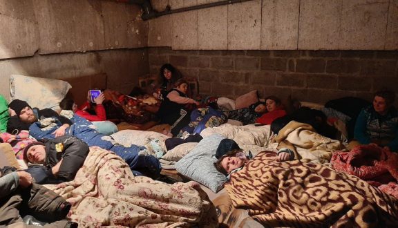 Lapsia pmmisuojassa, Brovaryssa Ukrainassa