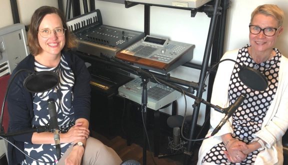 Kati Palsanen ja Me-säätiön Ulla Nord studiossa