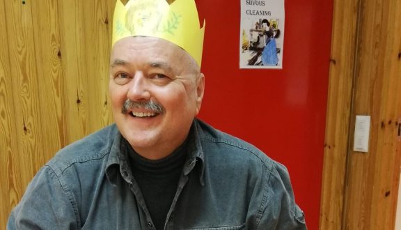 Varavaari nauraa paperikruunu päässä