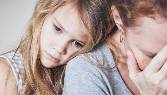 Surullinen vanhempi ja huolestunut lapsi