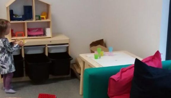 Tyttö ja nukkekoti IKEAn kalustamassa asunnossa