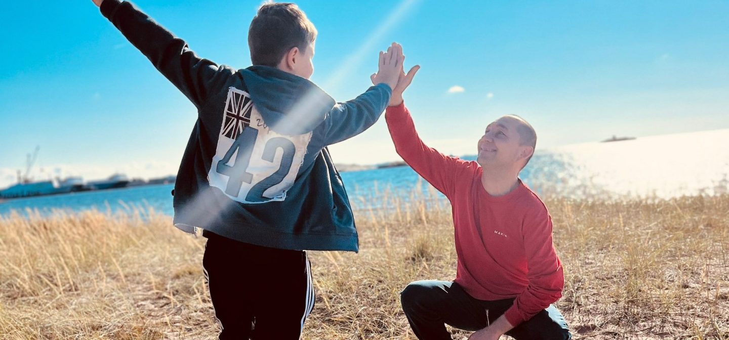 mies ja poika heittävät yläfemmat