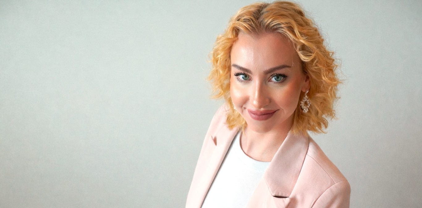 Kuvassa on Henrietta Karjalainen, joka on SOS-Lapsikylän vapaaehtoinen