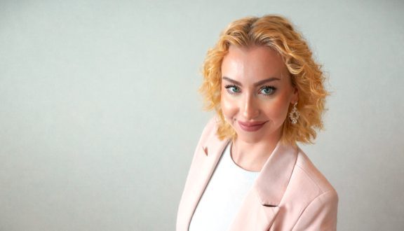 Kuvassa on Henrietta Karjalainen, joka on SOS-Lapsikylän vapaaehtoinen