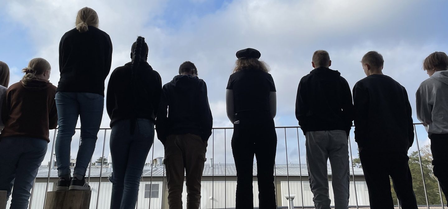 nuoria rivissä selkä kameraa päin
