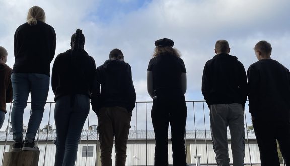 nuoria rivissä selkä kameraa päin