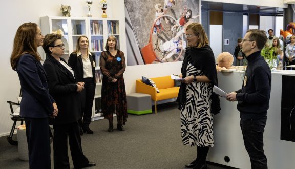 Suomen ja Viron presidenttien puolisot vierailulla SOS-Lapsikylässä 29.4.2026. Kuva: Jaakko Sorvaniemi/Tasavallan presidentin kanslia